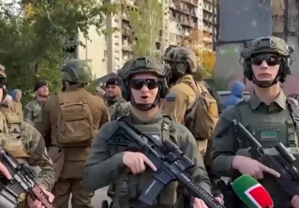 Cei trei băieți minori ai lui Kadîrov, cu pază de corp, ar lupta în Ucraina. În imagini, inamicul e invizibil